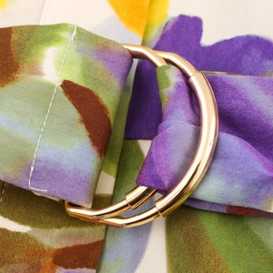 Robe à fleurs à manches courtes avec une ceinture à boucle en métal double anneau