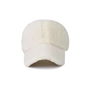 Dettaglio ravvicinato della morbida trama in lana d'agnello bianca di questo cappellino