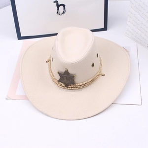 Detail eines cremeweißen Filz-Cowboyhutes mit Seildekoration und Sheriffsstern-Abzeichen
