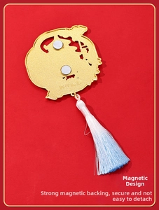 Détail du dos magnétique puissant sur pendentif doré avec gland en soie dégradé bleu