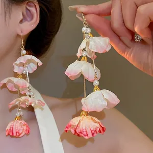 Boucles d'oreilles fleurs en tissu avec glands perles et longue chaîne dorée