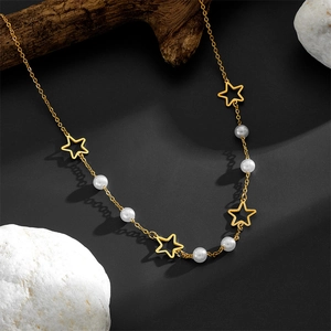 Collier élégant doré avec étoiles ajourées et perles blanches sur chaîne métallique