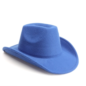Détail du chapeau de cowboy en feutre bleu avec bord structuré et calotte classique