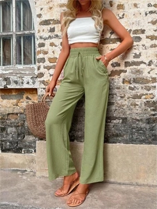 Détail du pantalon vert à taille haute avec cordon de serrage et grandes poches