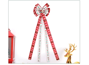 Dettaglio del fiocco per albero di Natale con scritte festive HO HO HO e Merry Christmas