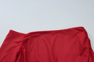 Gros plan détaillé du tissu en maille rouge élastique avec des coutures de précision