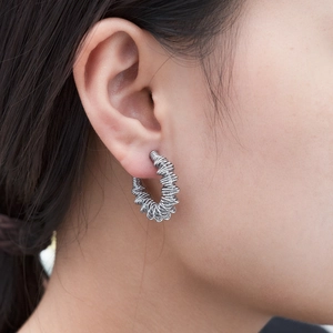 Boucles d'oreilles rétro en acier inoxydable plaqué or 18 carats portées par le modèle