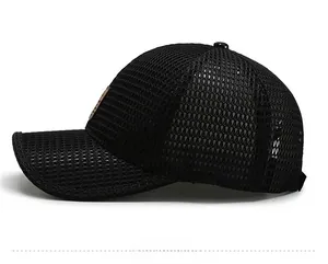 Detailansicht der atmungsaktiven schwarzen Mesh-Baseballkappe mit braunem Lederaufnäher