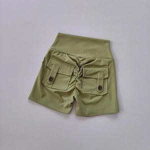 Short de yoga taille haute vert olive avec effet froncé et poches cargo à l'arrière