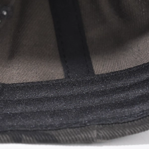 Vue détaillée des coutures internes et de la bande anti-transpiration de la casquette