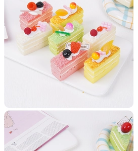 Vue détaillée de faux gâteaux mousse colorés de 7cm avec garnitures de fruits factices