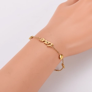 Elegantes vergoldetes Edelstahlarmband mit Love-Schriftzug und Herzanhängern für Damen