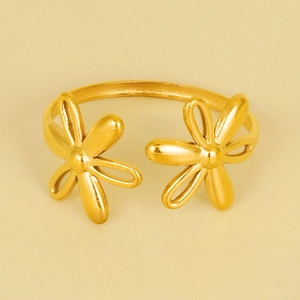 Macro shot of 304 stainless steel gold double flower ring with adjustable open band detail