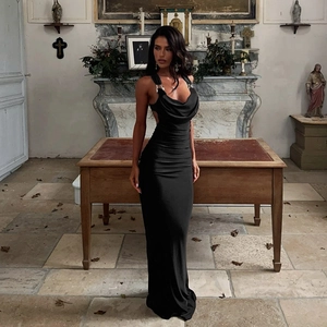 Vestido de noche ajustado negro con espalda descubierta y escote halter drapeado