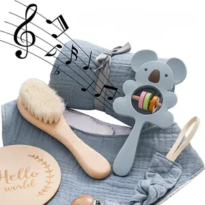 Dettaglio set regalo neonato con sonaglio koala in silicone, spazzola e disco in legno