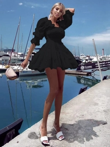 Elegante abito corto nero con ricami in pizzo, maniche a sbuffo e scollo quadrato