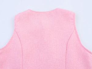 Detailaufnahme der Schulter einer rosa Tweed-Weste mit Fokus auf Textur und feine Nähte