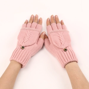 Dettaglio di guanti senza dita in maglia rosa con trecce e bottone alla moda