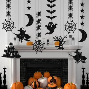 Décorations d'Halloween suspendues avec araignées, chauves-souris et sorcière sur cheminée