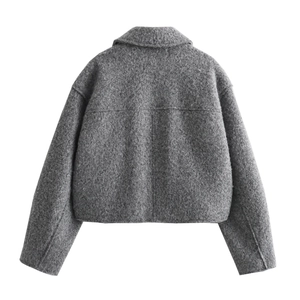 Vue arrière d'une veste courte en laine bouclée grise au design élégant et texturé