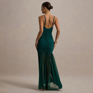 Rückansicht der eleganten dunkelgrünen Falten-Abendkleid mit transparentem Tüllsaum