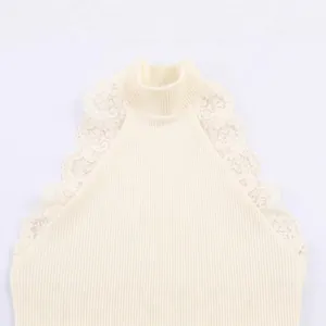 Elegante top smanicato color crema a costine con collo alto e bordi in pizzo raffinato