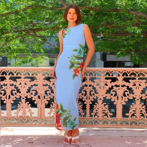 Vestido largo sin mangas de corte ajustado con estampado floral y cuello redondo