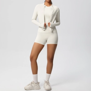 Ensemble de yoga 3 pièces avec veste manches longues, brassière et short taille haute crème