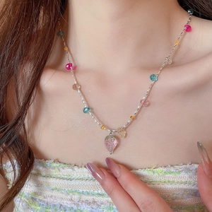 Dettaglio della collana con perline di cristallo colorate e ciondolo a forma di fragola