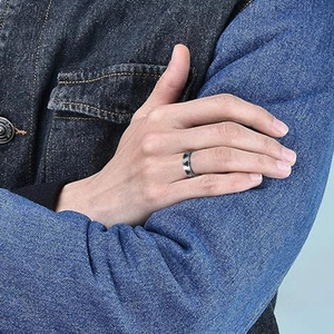 Anello rotante vichingo in argento con nodi Triquetra indossato sull'indice