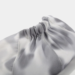 Détail du tissu sergé gris dégradé et de la fermeture élastique sur le béret élégant