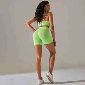 Detailansicht der Neon-grünen Sport-BH-Träger und der hoch taillierten Yoga-Shorts