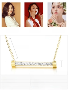 Détail du collier pendentif barre avec strass scintillants disponible en trois couleurs