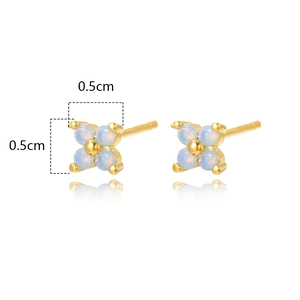 Detailed view of mini clover stud earring with blue stone and 0.5cm size markings
