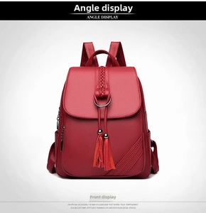 Dettaglio zaino in pelle PU rossa con nappine eleganti e design della patta intrecciata