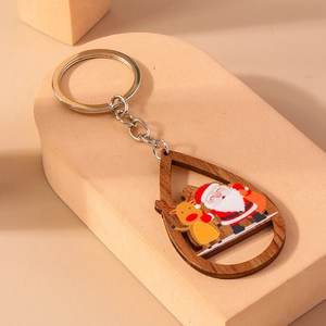 Détail macro du porte-clés de Noël en bois en forme de goutte avec motif père Noël