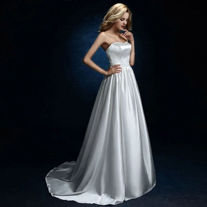 Robe de mariée élégante en satin blanc bustier avec une coupe ajustée et une longue traîne