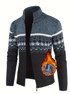Détails du gilet en tricot bleu avec motifs blancs et doublure en polaire grise
