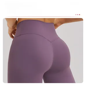 Détail du legging de yoga taille haute avec couture en V pour un effet galbant fessier