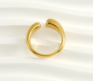 Vue rapprochée de la bague ajustable dorée en forme de goutte sur fond blanc