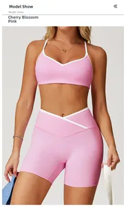 Detail van de sportshort met hoge taille en V-hals sportbeha in kersenbloesemroze