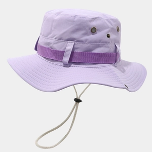 Détail d'un chapeau de soleil violet clair avec cordon réglable et évents métalliques