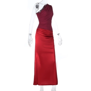 Détail d'une élégante robe de soirée asymétrique avec bicolore rouge et texture satinée