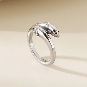 Vue macro d'une bague bypass dauphin en argent avec un design marin détaillé