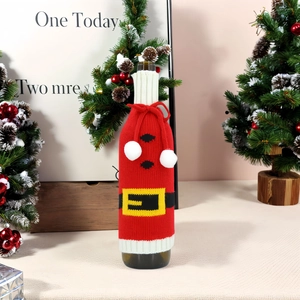 Detail der rot-weißen Weihnachtsmann-Weinflaschenhülle mit Gürtel für die Weihnachtszeit