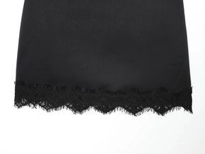 Detail der zarten schwarzen Spitzenborte und des seidigen Stoffsaums dieser Shorts