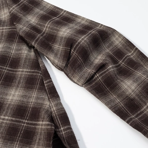 Gros plan détaillé de la texture du tissu à carreaux et coutures de la chemise