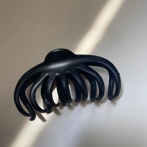Elegant black octopus claw clip for women featuring a minimalist multi-tooth design