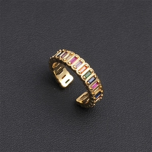Vue macro détaillée de la bague ajustable en or 18 carats ornée de zircons multicolores