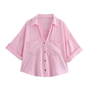 Chemisier rose à manches courtes avec col à revers et doubles poches poitrine